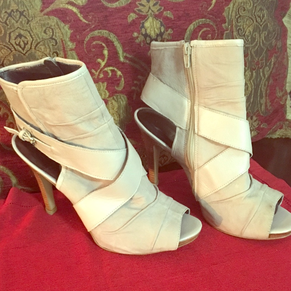 Nine West beige shoe size 11